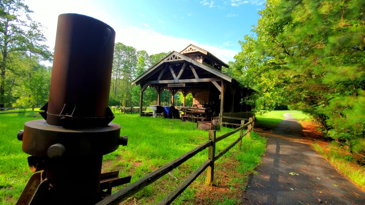 Otro de sus senderos, el Lakeside Trail, te llevará también por parte de la historia del parque.