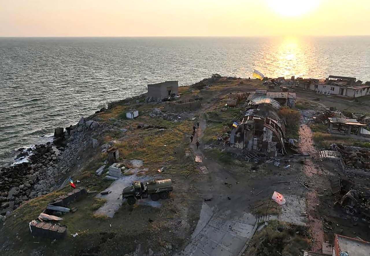 El 30 de junio, las tropas rusas se retiraron de la Isla de las Serpientes, ubicada frente al puerto de Odesa en el Mar Negro y capturada en los primeros días de la invasión.