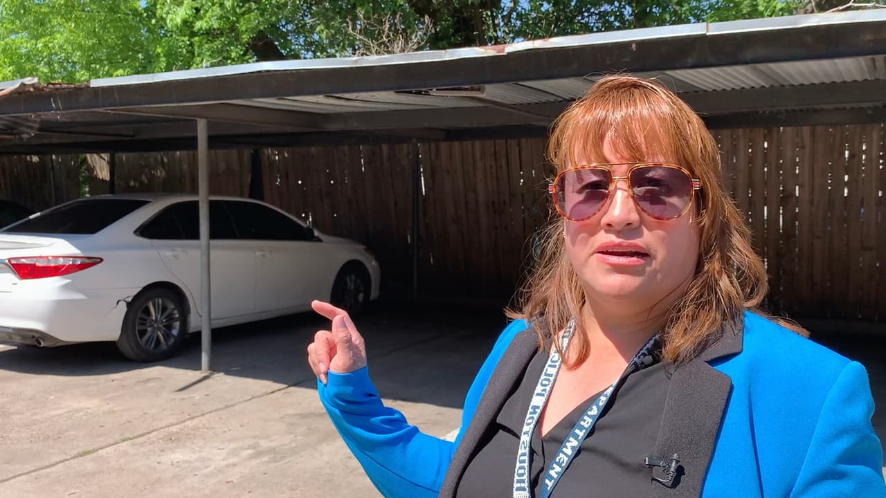 “La cochera que está en la parte de afuera tiene varias áreas que son muy inseguras porque se puede caer encima de algún niño o alguna persona”, comentó la funcionaria refiriéndose al complejo habitacional.