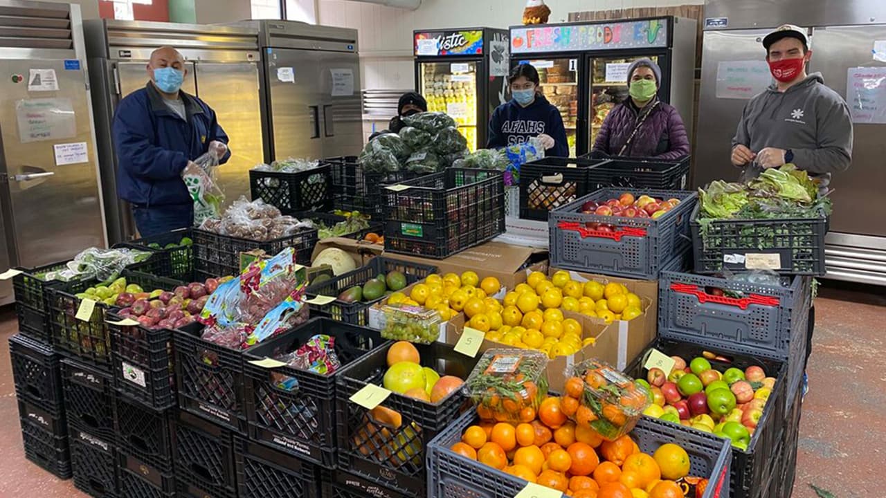 Esta despensa en Pilsen dará bicicletas y scooters además de comida