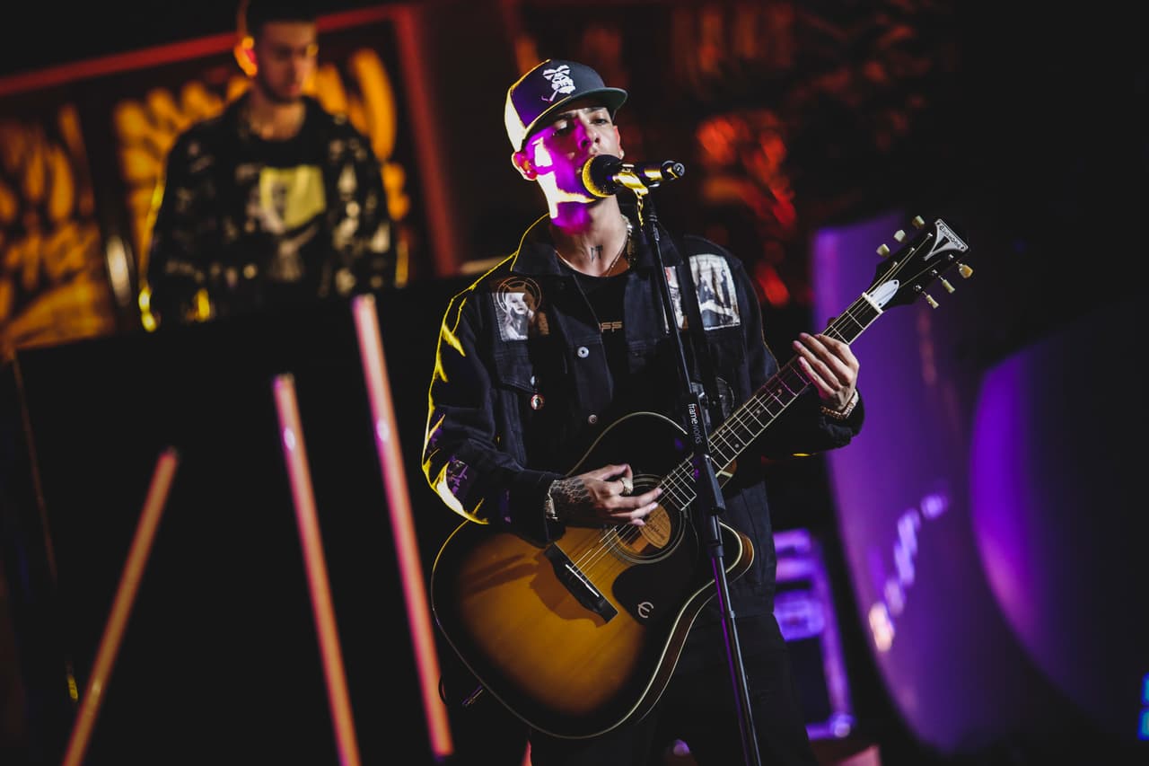 El cantante mexicano continuó con los temas 'Soy el diablo' y 'Nubes negras' en el escenario de Premios Juventud 2020.