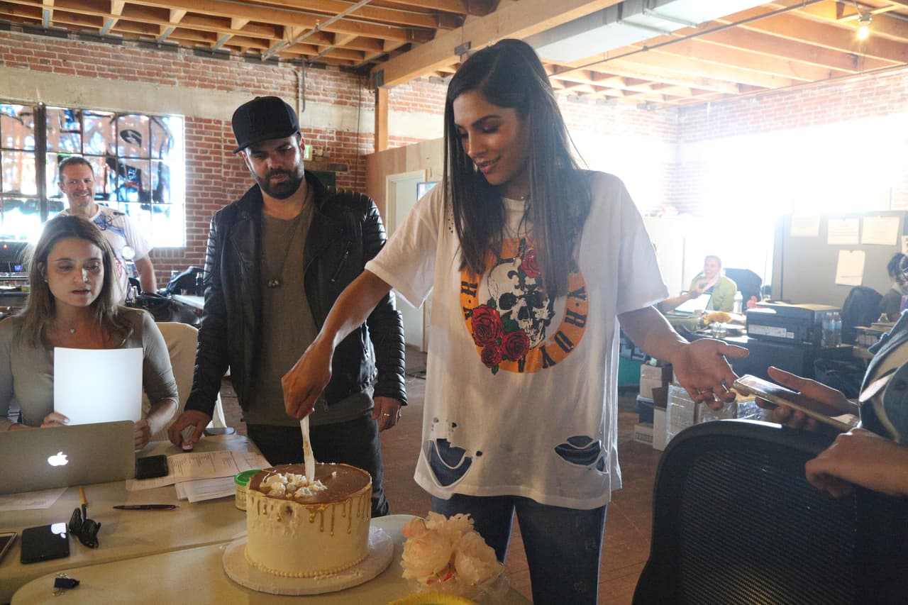 Su nuevo equipo de trabajo la sorprendió con un pastel, una cantadita y muchos abrazos. Allí estuvo presente su esposo Aníbal con quien además acaba de cumplir 10 años de haberlo conocido.