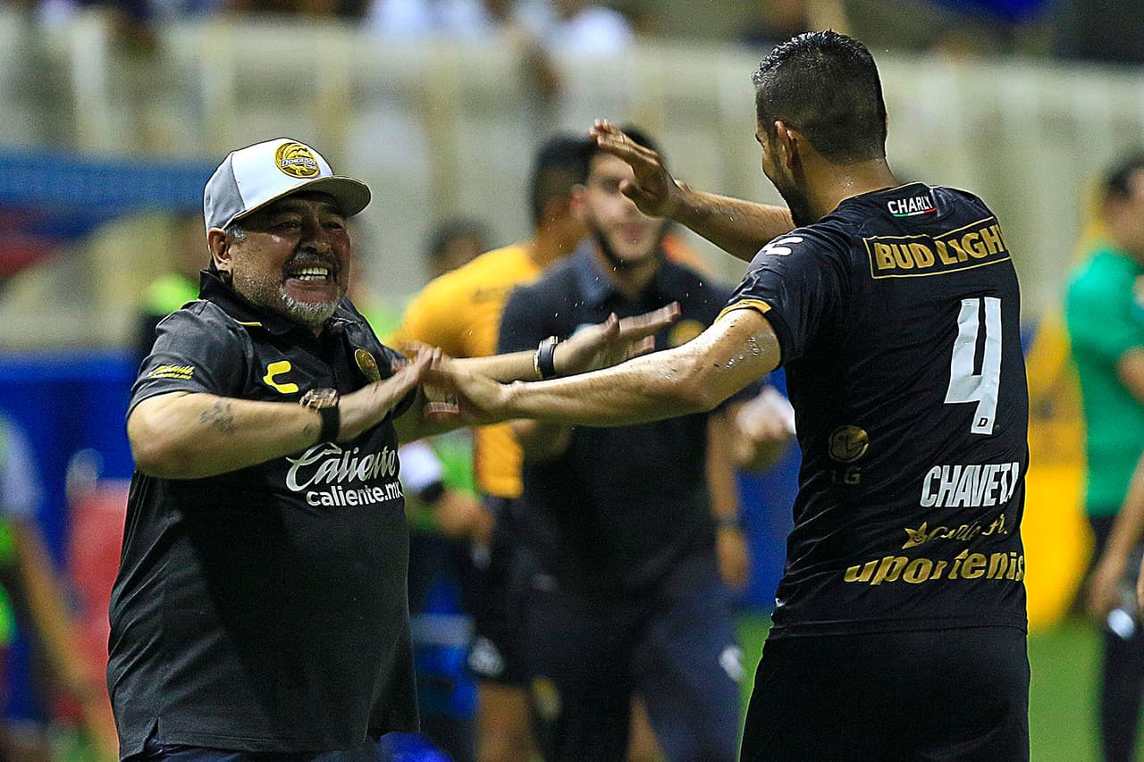 Diego Maradona celebró su primer partido como técnico de Dorados de Culiacán con goleada 4-1 contra Cafetaleros de Tapachula en el Ascenso MX.