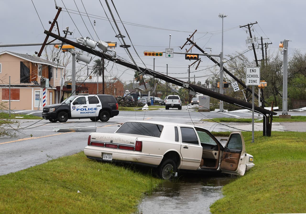 Un auto abandonado en medio de una calle destruida en Rockport.