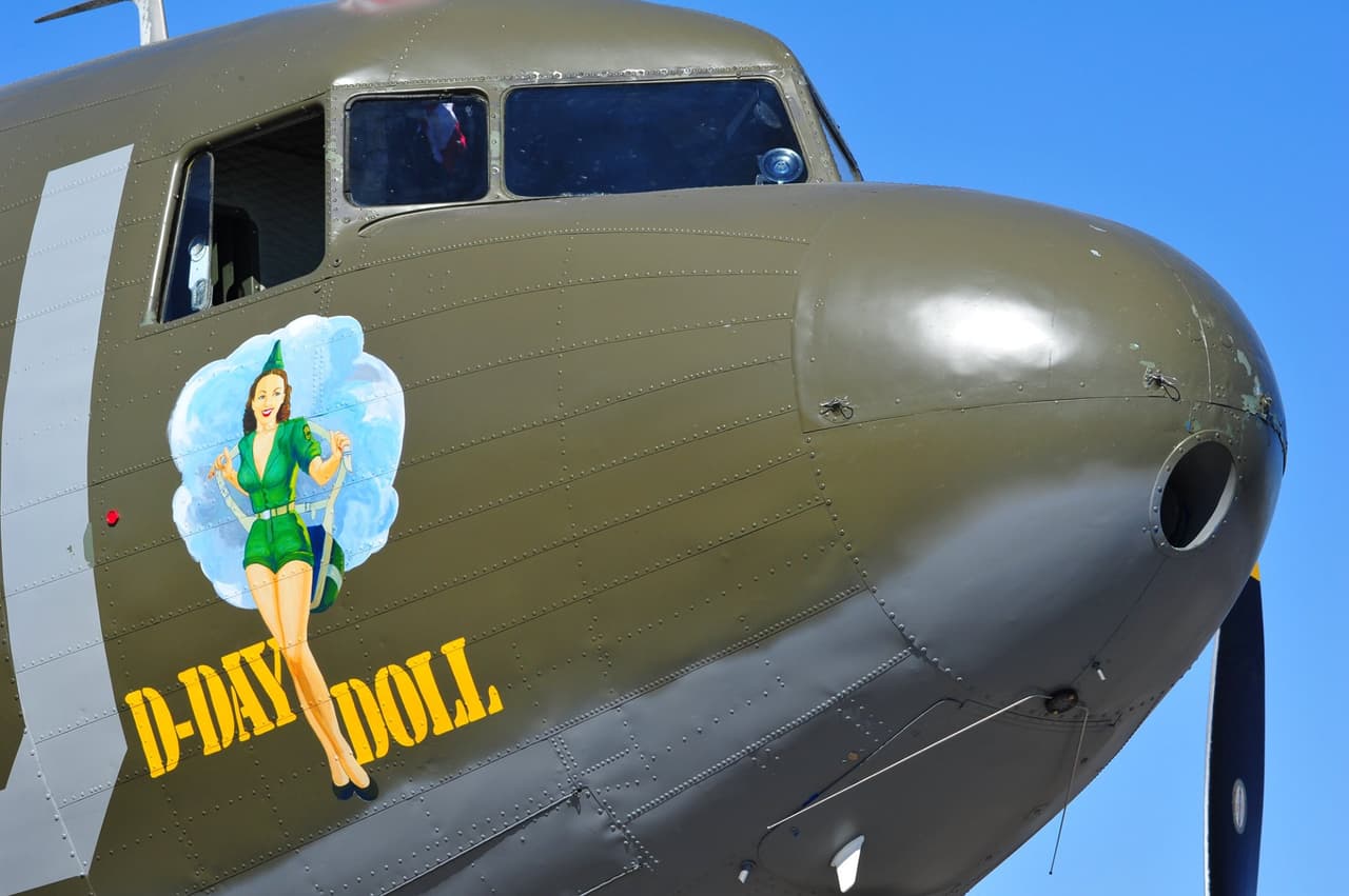 Este avión conmemorativo fue construído en Santa Monica, California en el año 1943.