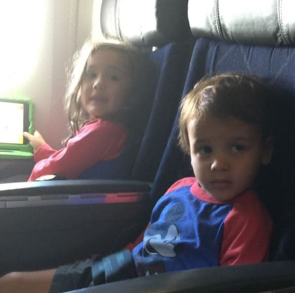 Los hijos de la comediante, Angélica (5 años) y Daniel (2 años), esperaban ansiosos a que el avión despegara rubo a sus merecidas vacaciones.