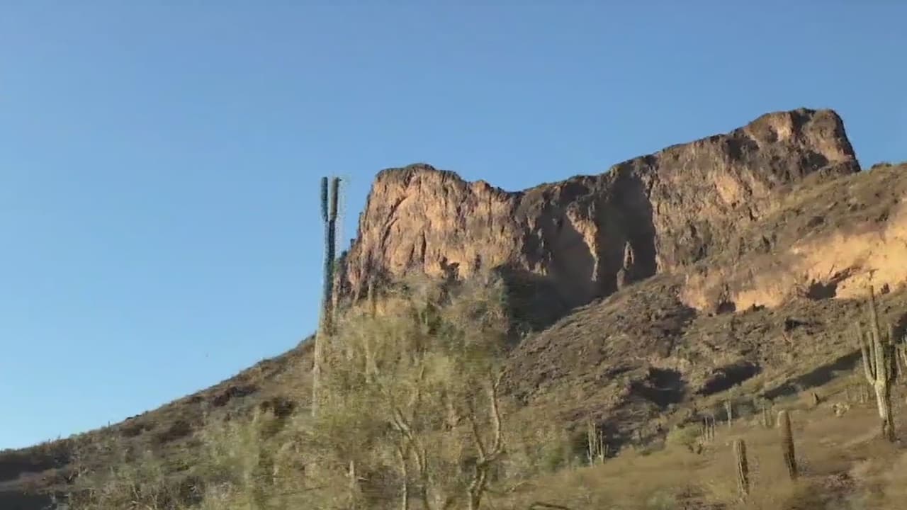 <h3 class="cms-H3-H3"></h3>
<h3 class="cms-H3-H3"><a href="https://www.univision.com/local/arizona-ktvw/explorando-arizona-adrenalina-en-el-picacho-peak">Picacho Peak</a></h3>
<a href="https://www.univision.com/local/arizona-ktvw/explorando-arizona-adrenalina-en-el-picacho-peak"> </a>
<br>Elevándose a 3374 pies de altura, ofrece una forma única y los visitantes pueden practicar el senderismo a todos los niveles.