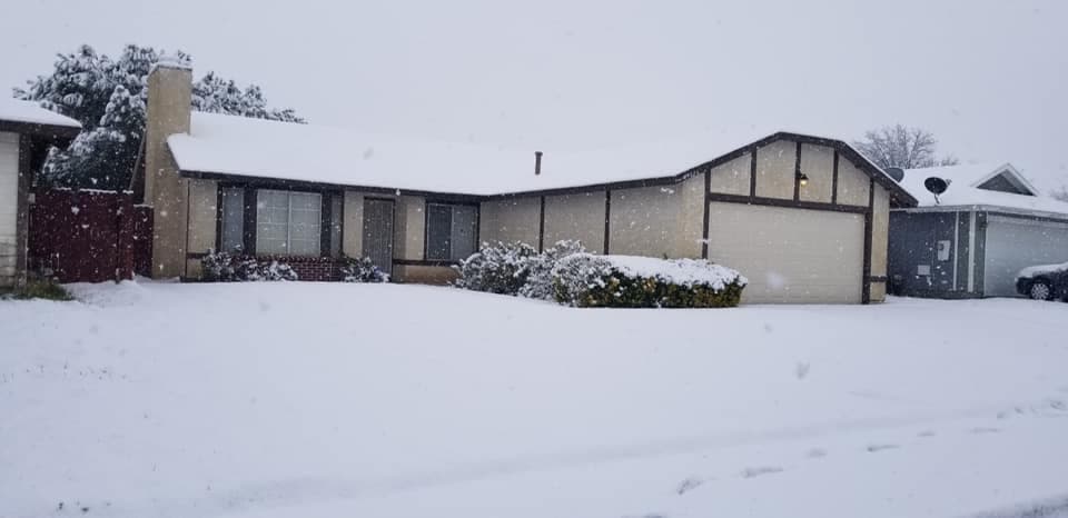 "Así está mi casa, Lancaster, CA ⛄️⛄️" escribió Miryam Myroo.