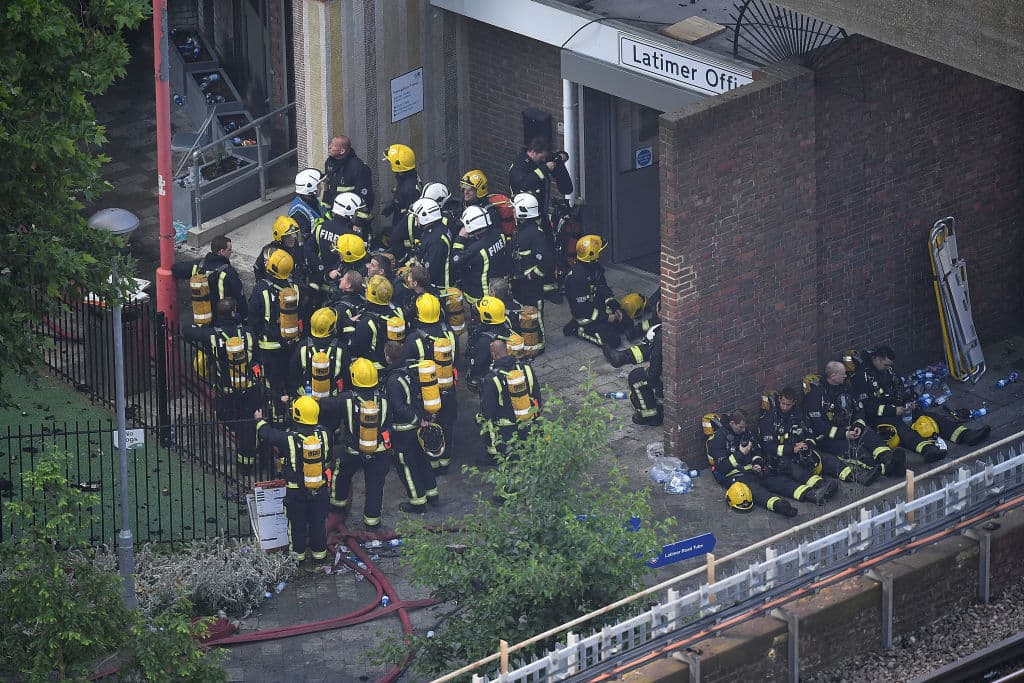 Cerca de 200 bomberos fueron enviados al incendio del edificio en Londres debido a la dimensión del mismo y los riesgos que representaba para sus vecinos.