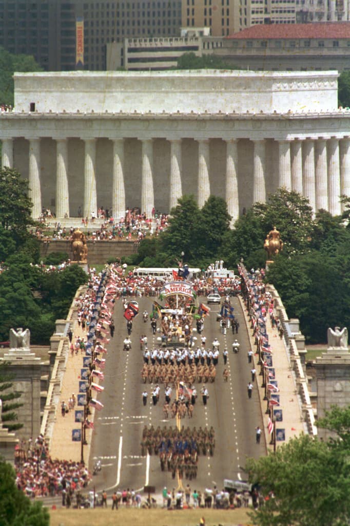 ARCHIVO - Esta vista, tomada desde el Cementerio Nacional de Arlington, muestra a las tropas marchando por el Puente Memorial, con el Monumento a Lincoln al fondo, en Washington, rumbo al Pentágono durante el Desfile Nacional del Día de la Victoria, el 8 de junio de 1991. La celebración en honor a las tropas de la Guerra del Golfo atrajo a unos 800.000 espectadores. (Foto AP/Greg Gibson, Archivo)