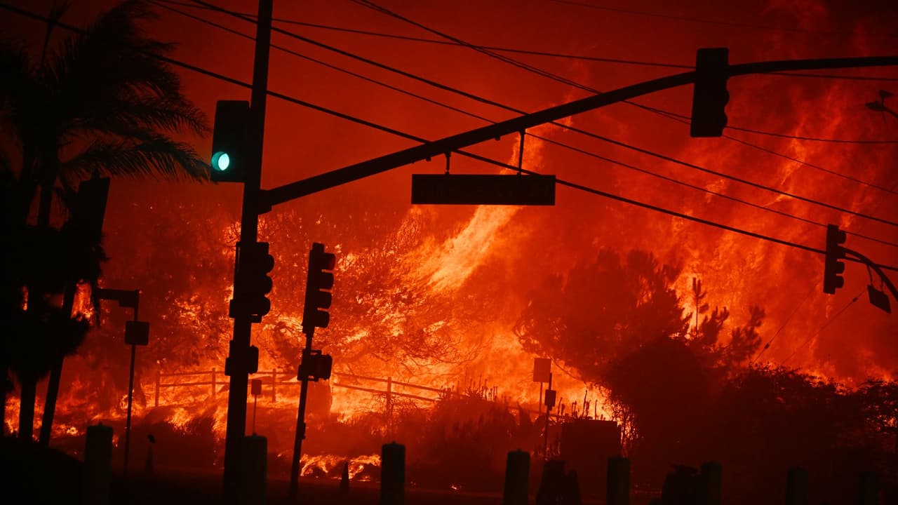 Cerca de 30,000 personas son evacuadas por el incendio en Pacific Palisades: declaran estado de emergencia