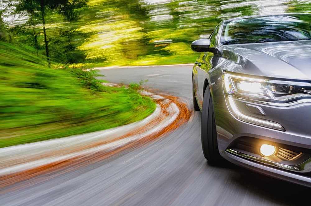 Pero un nativo de Aries también suele pisarle mucho al acelerador, no sólo no respetando límites de velocidad cuando cree que no hay autoridad cerca, sino es de aquellos que le acelera cuando se pone el amarillo en el semáforo para que no le toque detenerse en el rojo.