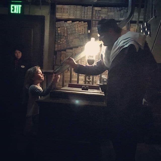 Momento mágico: Elena recibiendo su barita mágica.