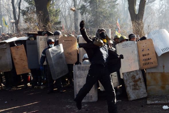 La policía ucraniana cercó hoy a los manifestantes en el corazón de las protestas opositoras de la plaza de la Independencia de Kiev (Maidán), tras una jornada en la que murieron 14 personas en los disturbios que estallaron en la capital. Víktor "Yanukóvich se ha convertido en un presidente sangriento", aseguró hoy el dirigente opositor Vitali Klitschkó en un llamamiento a los países democráticos para que intervengan en Ucrania y frenen la violenta confrontación. Según se acercaba la medianoche, los temidos Berkut, el destacamento antidisturbios, estrechaban el cerco en torno a los miles de manifestantes concentrados en el Euromaidán, bastión de las protestas desde el pasado 21 de noviembre. "Los extremistas de la oposición han cruzado la línea roja; matan a inocentes en la calles de la capital de Ucrania, vejan a mujeres, queman edificios y automóviles. Y si los disturbios continúan, nos veremos obligados a actuar con firmeza", rezaba el ultimátum del Servicio de Seguridad y el Ministerio del Interior de Ucrania. Advierten a los americanos que se queden dentro de las casas y de nuevo se sienten explosiones en la ciudad.