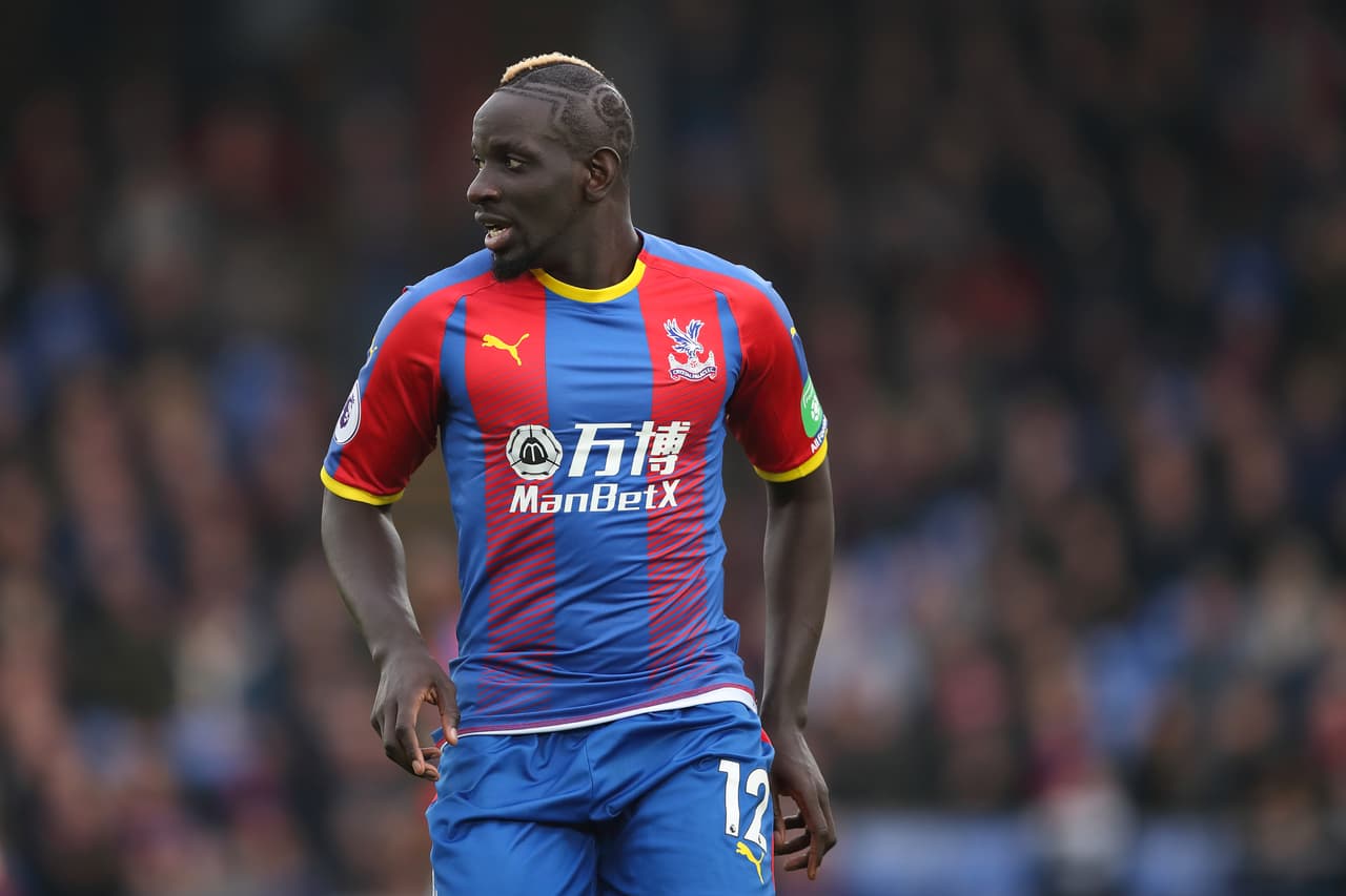 Así como también apuntan desde el Principado a poder contar con el francés Mamadou Sakho, del Crystal Palace.