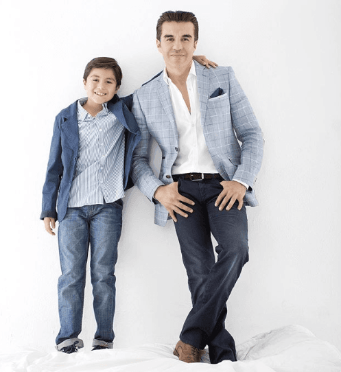 A pesar de que Adrián Uribe y Karla Pineda se separaron, el actor logró construir una relación inigualable con su hijo. 
<br>