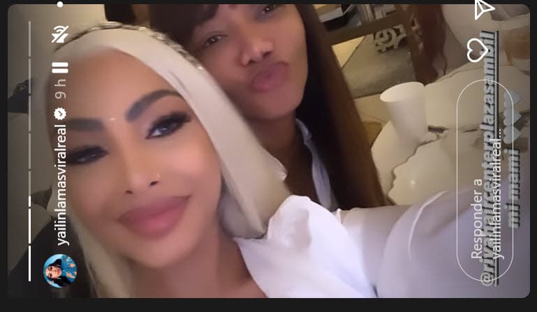 Para dar la noticia, la rapera apareció con dos vestidos con los que lució su vientre de embarazo. 
<br>