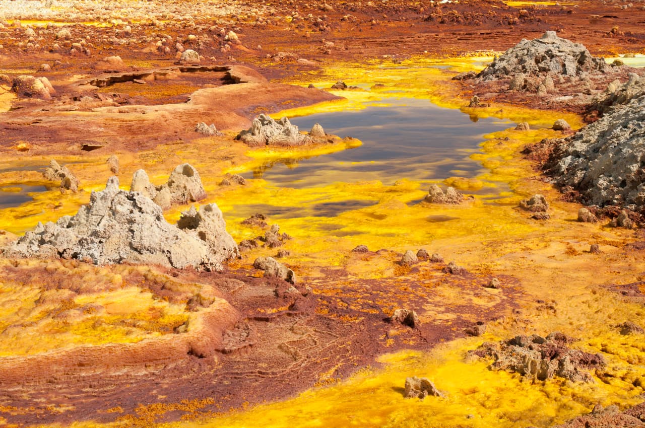 <b>Depresión del Danakil,</b> Etiopía. El geólogo Barrera explica que "la depresión de Afar es una región del Cuerno de África, donde las placas tectónicas africana y arábiga se están separando, y tiene su origen en el Gran Valle del Rift. En la zona se encuentra la depresión del Danakil, la tierra de los Afar, tribu nómada habituada desde hace siglos a las condiciones ambientales que hacen de este desierto la región una de las más inhóspitas del planeta".