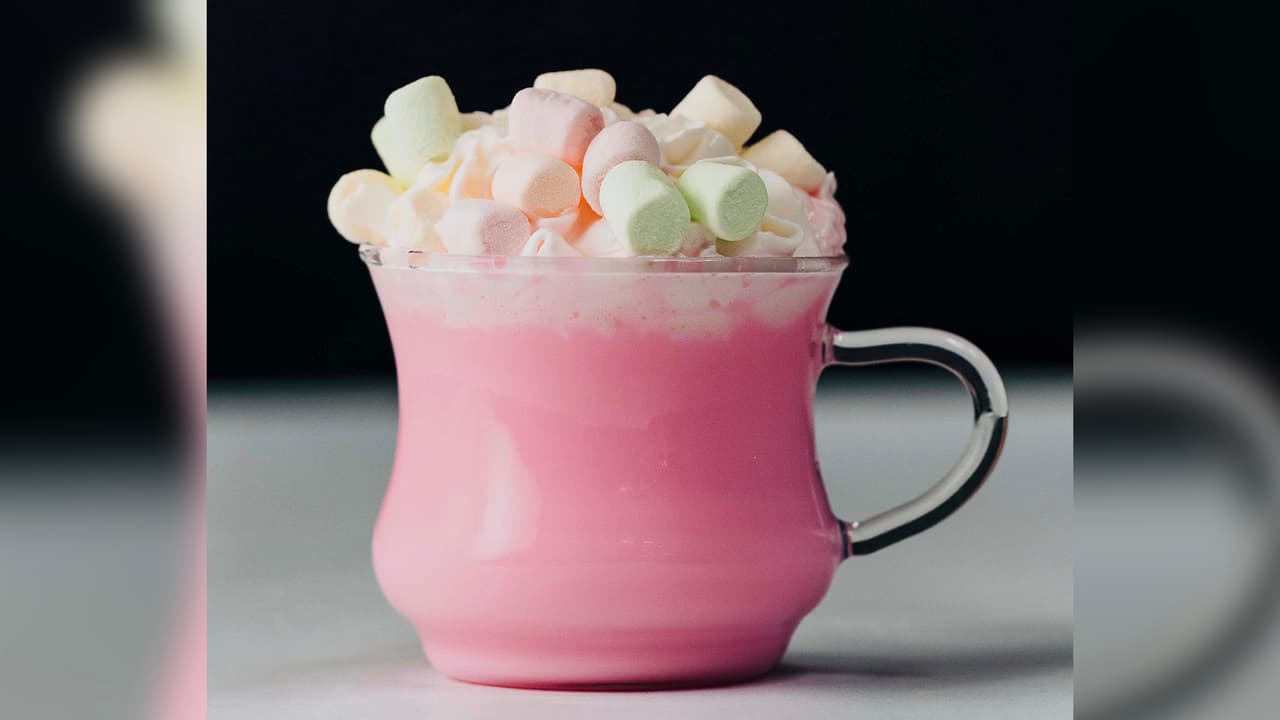 ¿Chocolate de color rosa? Esta bebida única en su tipo es el “Pink Hot Chocolate”. Un chocolate caliente y rosado que también podrás degustar en 
<a href="https://www.facebook.com/Unicornhouston/" target="_blank">Unicorn Magical Dessert Bar Houston. </a>