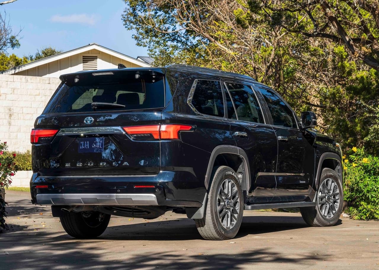 La Toyota Sequoia 2023 se rejuvenece adoptando un estilo moderno, una cabina tecnológica y un sistema de propulsión híbrido.