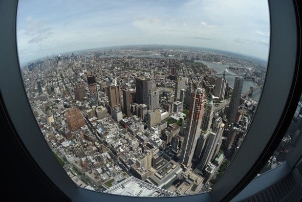 Así luce otra imagen de la vista de Manhattan a través de los cristales de la construcción.