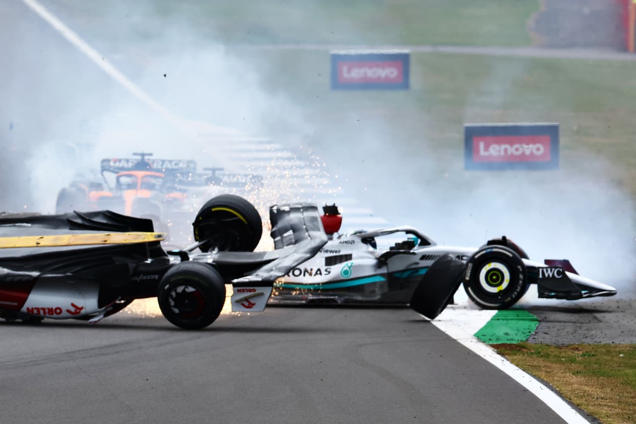 El GP de Gran Bretaña se vio interrumpido poco después de darse la salida a causa de un accidente que afectó a varios pilotos.