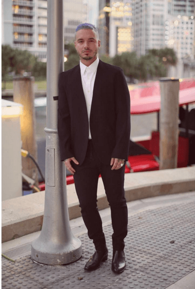 Balvin súper hot en traje negro.