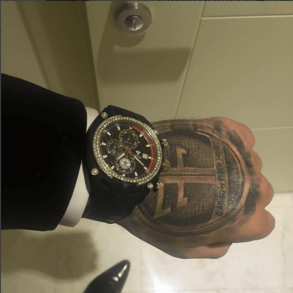 Farruko de traje y un reloj muy cool.
