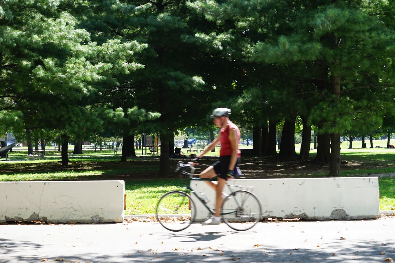 Los ciclistas son los primeros en llegar en la mañana.