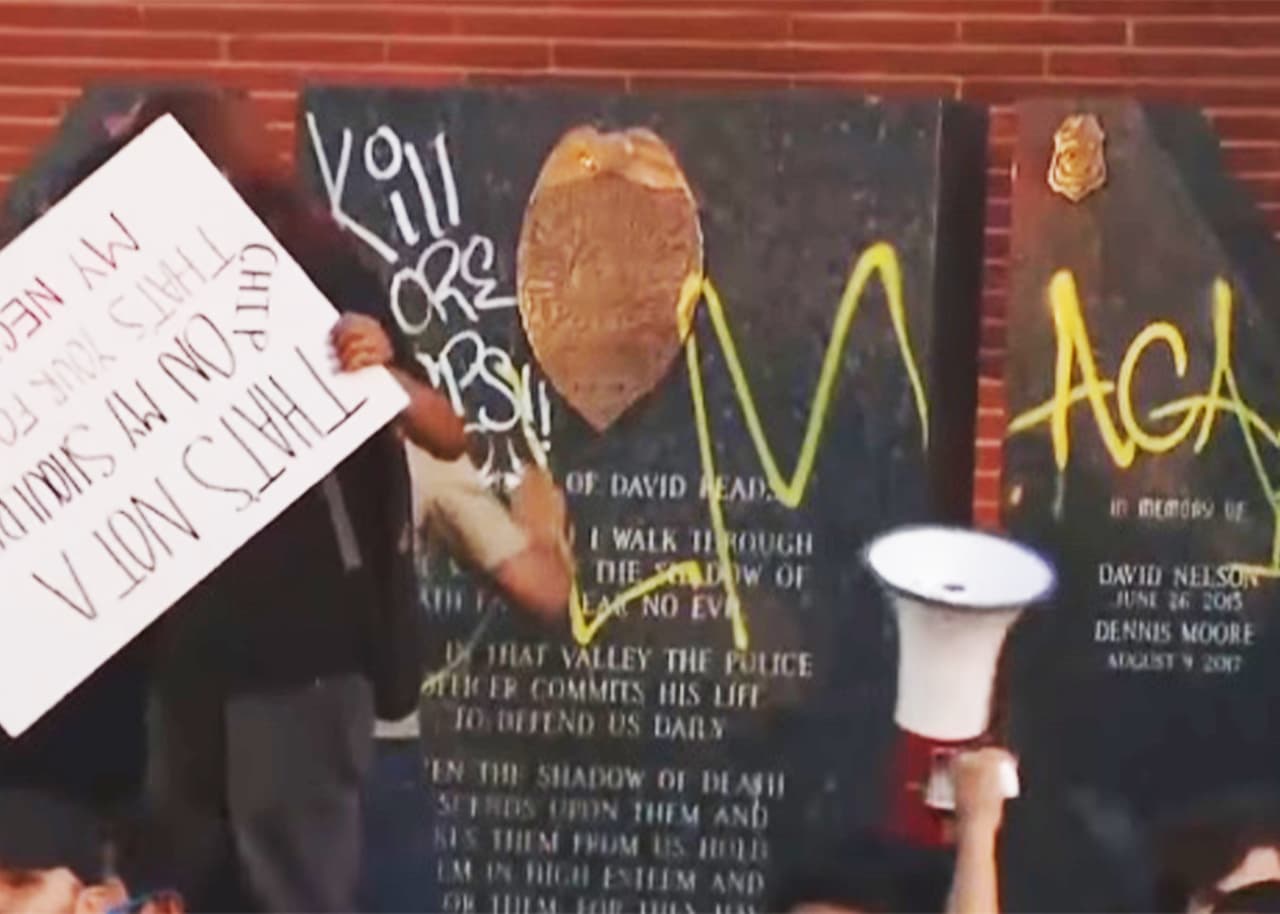 Durante la jornada de protestas, algunos manifestantes 
<b>arrojaron botellas y rocas a los oficiales y destrozaron el Monumento a los Caídos del Departamento de Policía.</b>