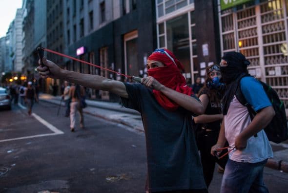 Dañó una grada de acceso e incendió un local utilizado por los trabajadores de la recién inaugurada obra, informó el diario Folha de S.Paulo.