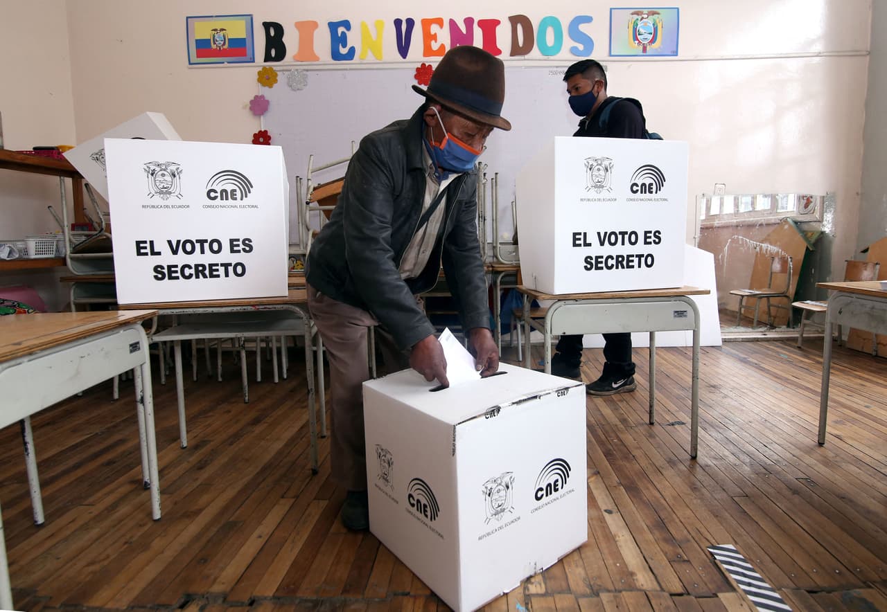 El proceso de vacunación en Ecuador ha sido lento y el país enfrenta un alza de covid-19, detalló la agencia AP.