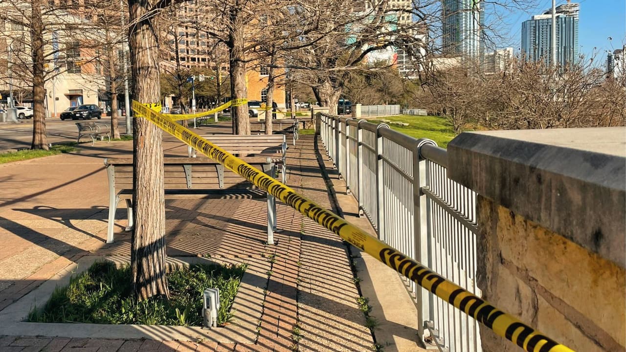 Al llegar al lugar a las 1:33 p.m., los oficiales 
<b>descubrieron el cuerpo de una persona desconocida</b>, que fue declarada muerta en la escena, sin proporcionar detalles adicionales.