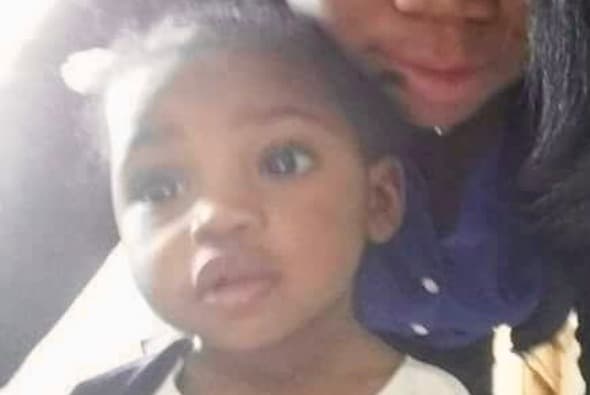 Después de ser reportada como desaparecida, el cuerpo de 
<b><a href="https://www.univision.com/chicago/wgbo/noticias/muertes/cuerpo-de-semaj-cosby-habria-sido-encontrado-debajo-del-sofa">Semaj Crosby</a>,</b> de 16 meses de edad, fue encontrado debajo del sofa de su propia casa. Los resultados de la autopsia revelaron que la menor había fallecido por asfixia, por lo que las
<b> </b>autoridades calificaron la muerte como un homicidio. Hasta ahora no se han reportado arrestos en el caso, pero las autoridades han informado que algunos miembros de la familia están entre las personas de interés.