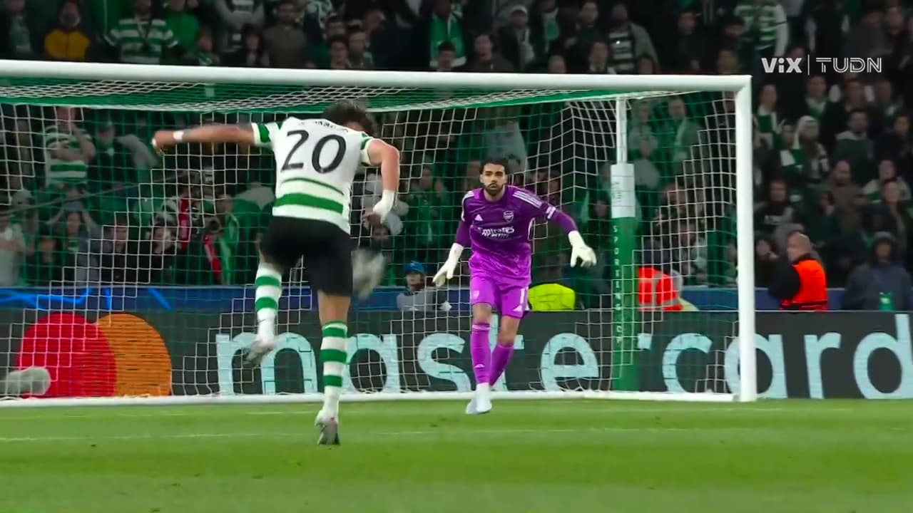 No le puedes pegar tan feo al balón. Maxi Araujo se perdió una importante de gol para el Sporting