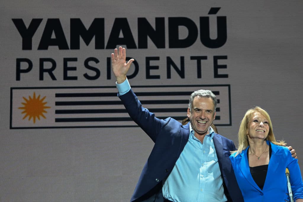 Los candidatos a presidente y vicepresidenta de Uruguay por el partido Frente Amplio, Yamandu Orsi y Carolina Cosse, saludan a sus partidarios tras las elecciones presidenciales del domingo.