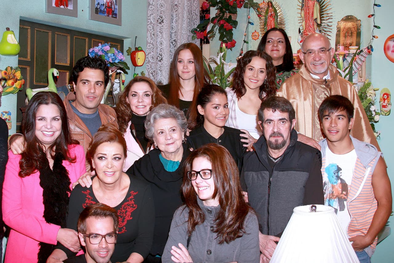 En la producción mexicana, el elenco estuvo integrado por Mark Tacher, Tiare Scanda, Ingrid Martz, Raquel Pankowsky, Sylvia Pasquel, Manuel Flaco Ibáñez, Arturo Peniche y Queta Lavat. Zuria Vega dio vida a Lupita Menchaca Martínez y Jaime Camil a Miguel Ángel Ruizpalacios Romagnoli.