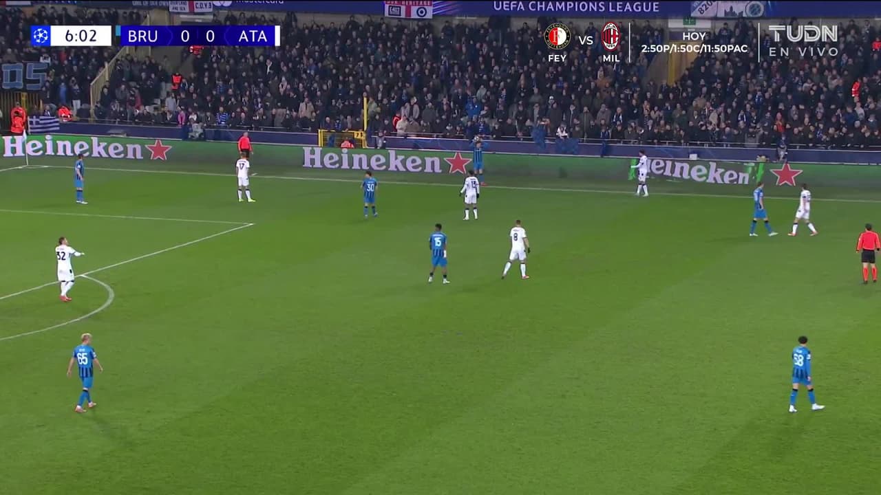 ¡TIRO ATAJADO! disparo por Christos Tzolis.