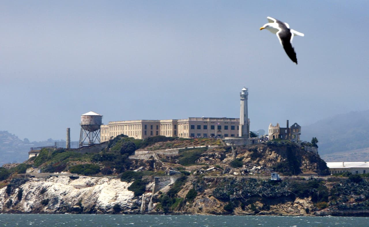 <b>Alcatraz,</b> San Francisco, CA
<br>La isla de Alcatraz ofrece una mirada al primero faro y fuerte construido en Estados Unidos. Antiguamente era utilizada como fortaleza y prisión militar, después fue una prisión federal y en 1972 se convirtió en parque nacional. Durante sus 29 años de funcionamiento, la penitenciaría alegó que ningún preso escapó con éxito. Sin embargo, en 1962 Frank Morris y los hermanos Anglin se fugaron y nunca más se supo de ellos.
<br>