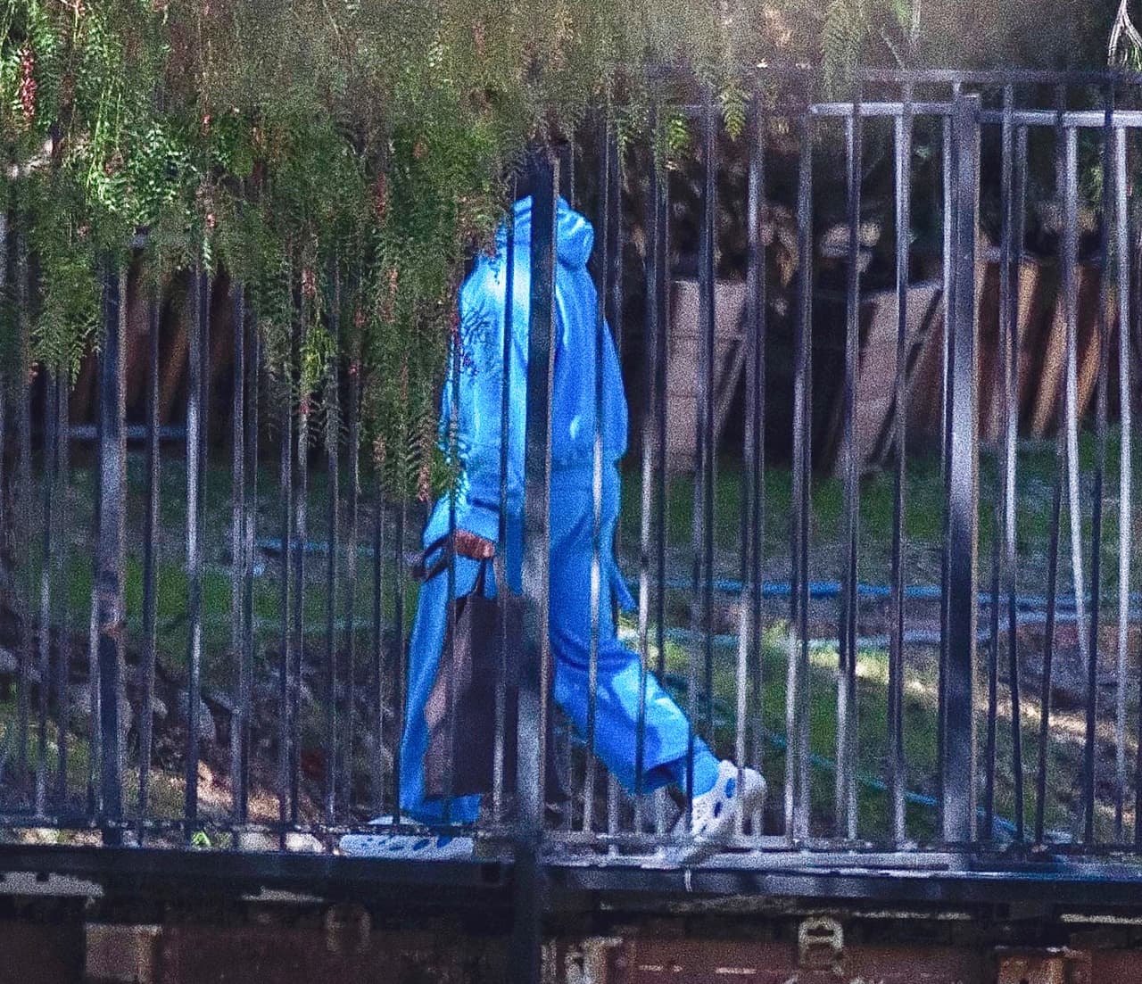 Ese mismo día se publicaron una serie de imágenes de Kanye West, también tras ser fotografiado por primera vez desde que su esposa le solicitó el divorcio.