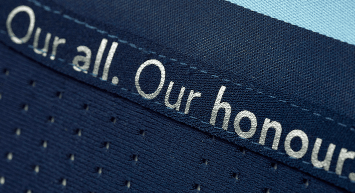 En el interior del cuello se puede observar la leyenda "Our All. Our Honour" (Nuestro Todo. Nuestro Honor), la cual es el lema del club.