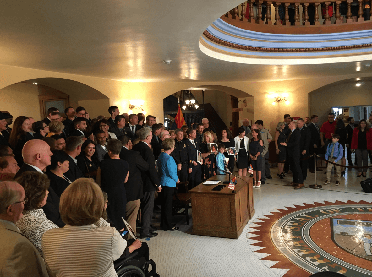 El gobernador Ducey firma la ley que prohíbe a los conductores ‘textear’ en Arizona