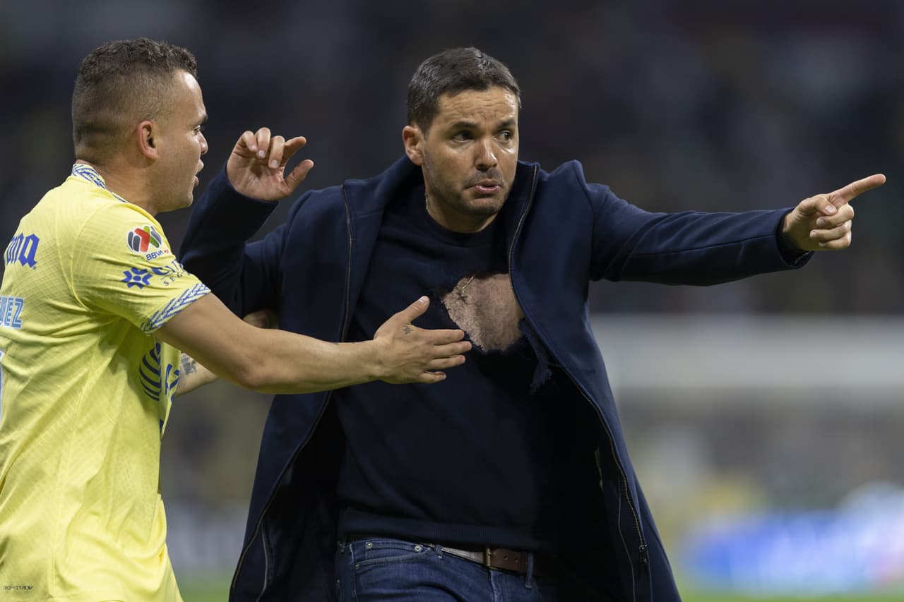 ¿A tu técnico le rompieron una playera? Icónica pista del DT de Necaxa