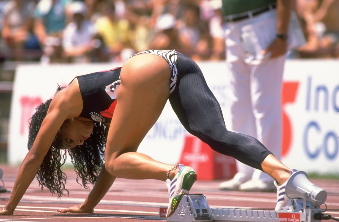 Según
<a href="https://www.vogue.com/article/florence-griffith-joyner-flo-jo-olympics-track-and-field-athleisure" target="_blank">explicó</a> en alguna ocasíon: “Vistete bien para verte bien. Vete bien para sentirte bien. Y sientete bien para correr rapido”, era el mantra que la corredora se repetía.
<br>
<br>
<br>