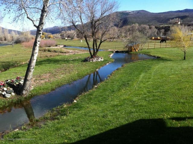 El hogar en venta cuenta con 4.399 pies cuadrados.