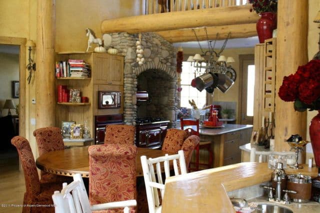 La casa tiene dos cocinas amplias, equipadas con la mejor tecnología para cocinar.