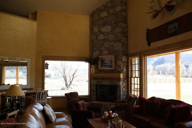 Además cuenta con una chimenea de piedra que funciona como kryptonita, pues cualquiera se rendiría ante ella.