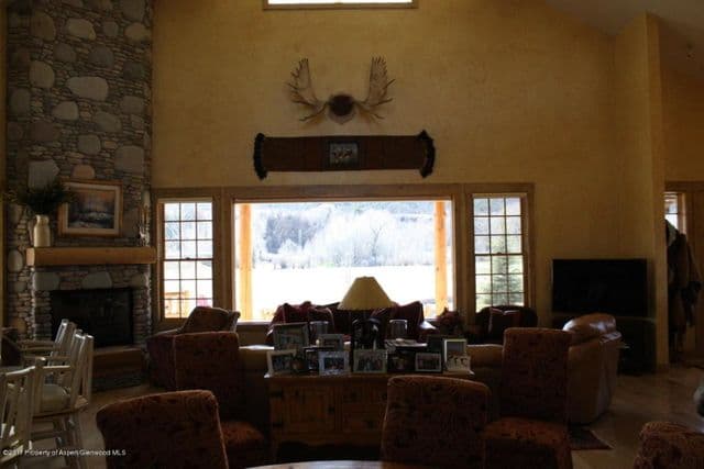 Tiene una espléndida sala decorada que sólo podría ser obra del buen ojo del ‘héroe’.