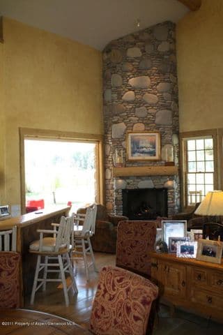 Fue construida en el 2002, de manera su cimentación es adecuada y medianamente nueva.