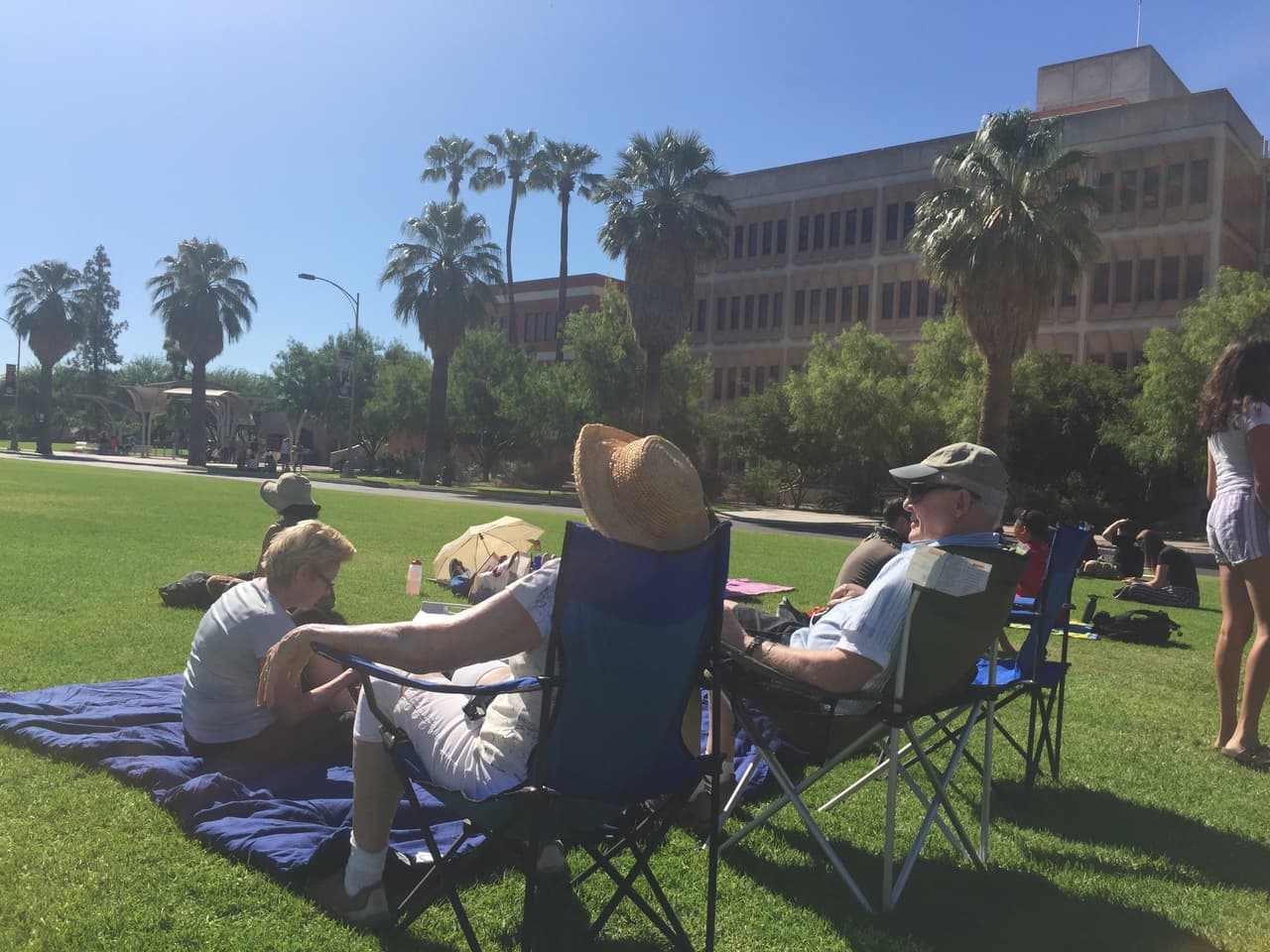 Algunos llegaron temprano preparados con sillas y lentes para observar el Eclipse.